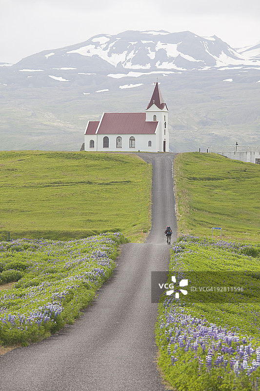 独自徒步走向教堂的旅行者图片素材