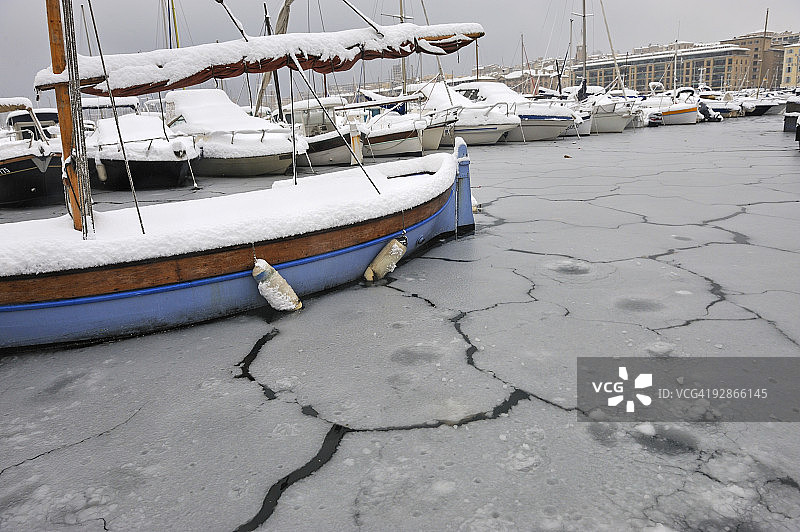 马赛旧港的冰雪船只图片素材