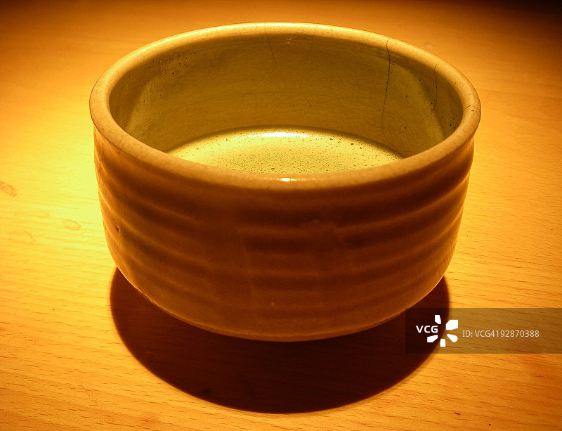 盛满日式绿茶的陶瓷杯图片素材