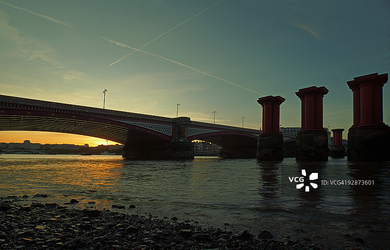 亲吻天空图片素材