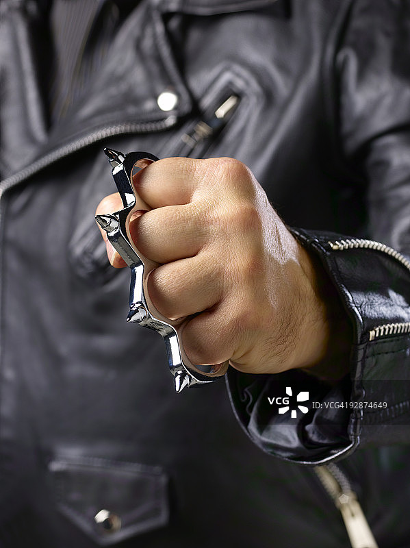 特写：带有指节铜环的拳头图片素材