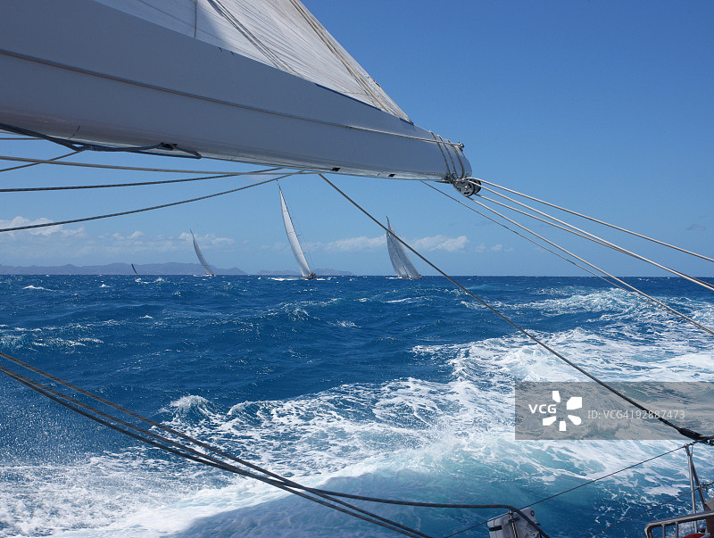 乘风破浪，在圣巴茨岛玩游艇图片素材
