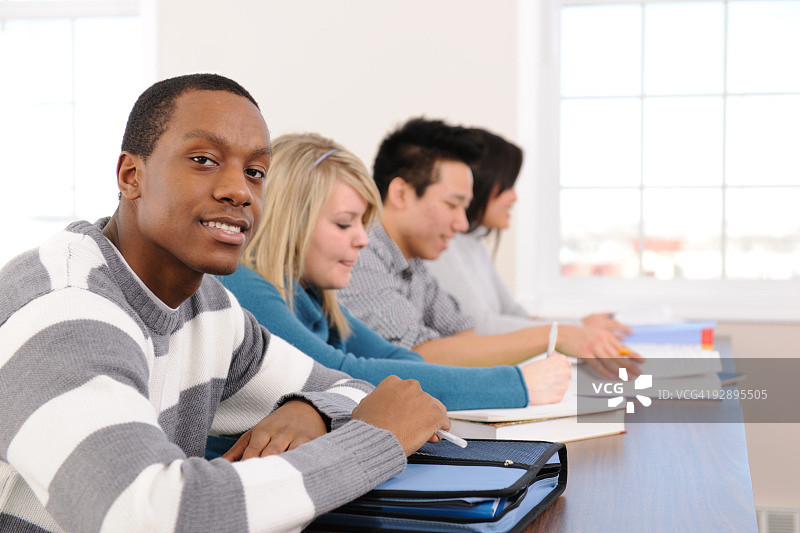 在教室里的大学生图片素材