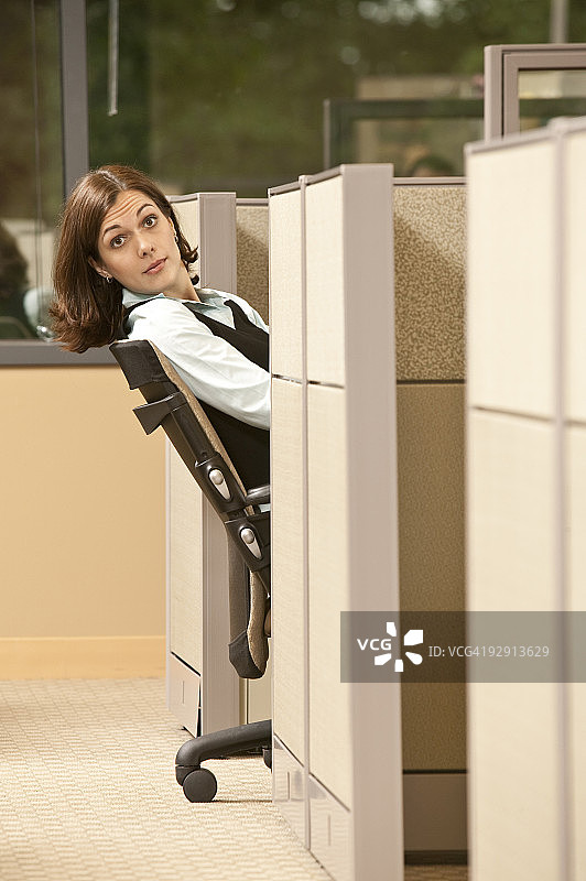 女人在隔间里向后靠在椅子上图片素材