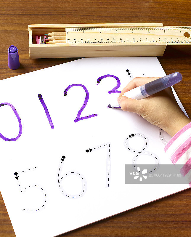 4-7岁的学龄儿童学习数字的形状图片素材