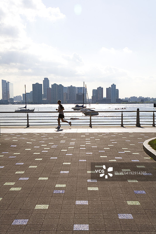 男人在哈德逊河公园跑步图片素材