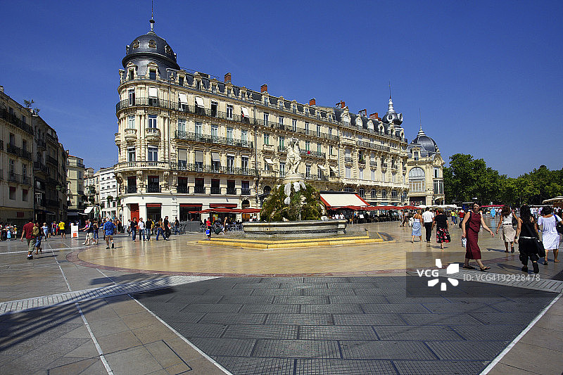 法国蒙彼利埃的带喷泉的城镇广场图片素材