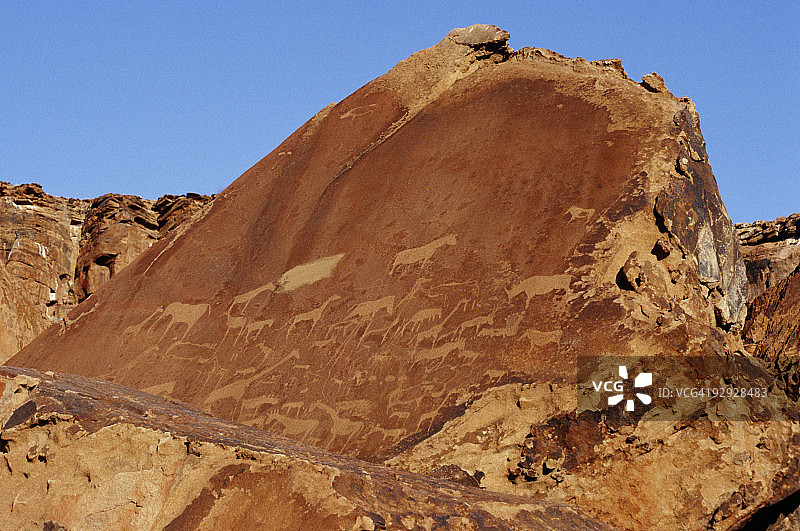 纳米比亚达马拉兰特维费尔泉的古代岩石雕刻图片素材