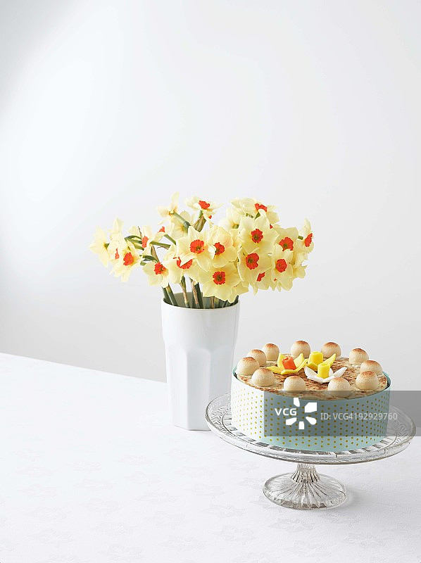 森内尔蛋糕和花瓶中的水仙花图片素材
