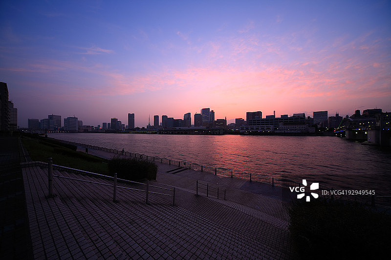 日本东京的河流与天际线图片素材