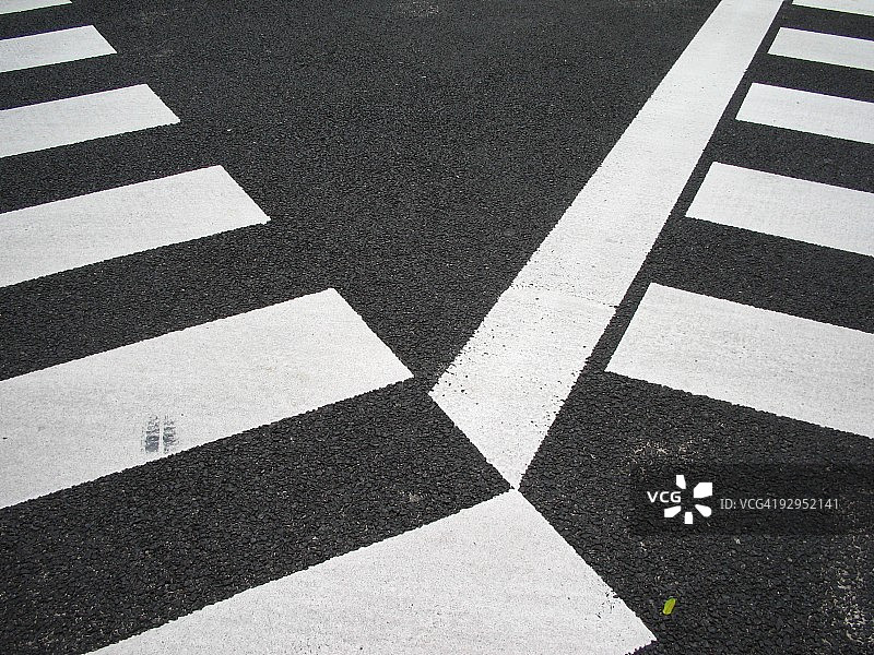 公路和白色条纹图片素材