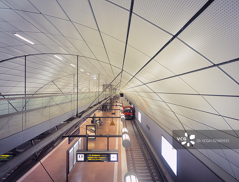 火车抵达汉堡机场火车站图片素材