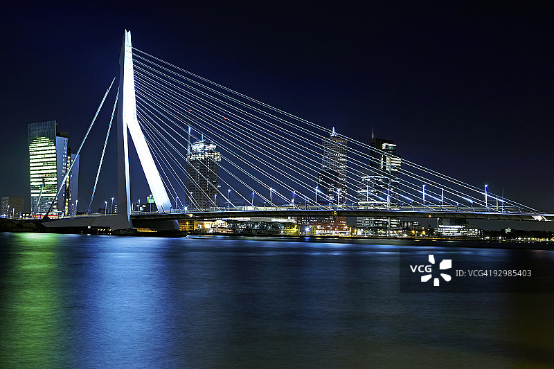 桥在晚上图片素材