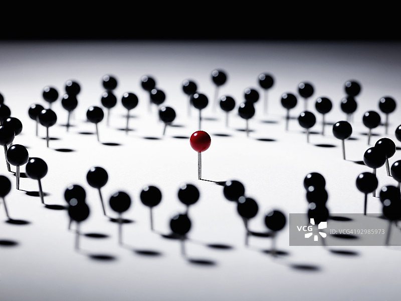 黑色图钉环绕红色图钉图片素材