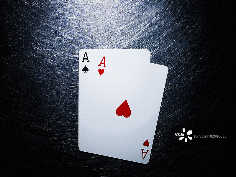 不锈钢上的两张Aces扑克牌图片素材