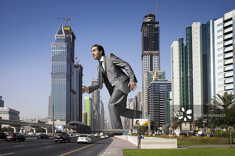 行走于摩天大楼间的商务人士图片素材