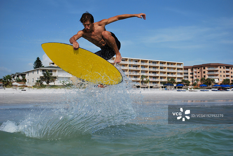 正在玩滑板运动的健壮男人图片素材