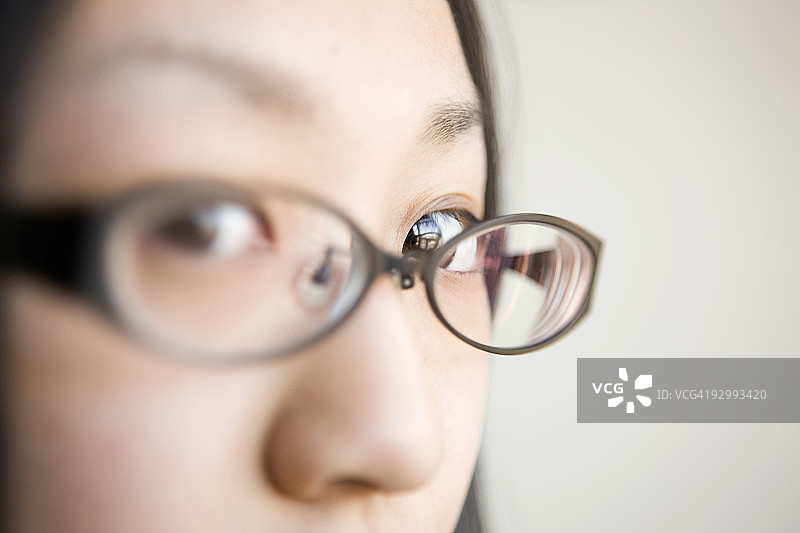 戴眼镜的亚洲年轻女人图片素材