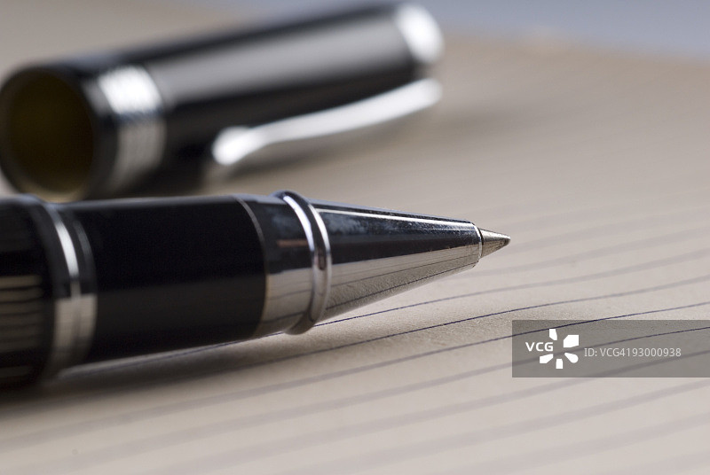 纸上圆珠笔尖特写图片素材