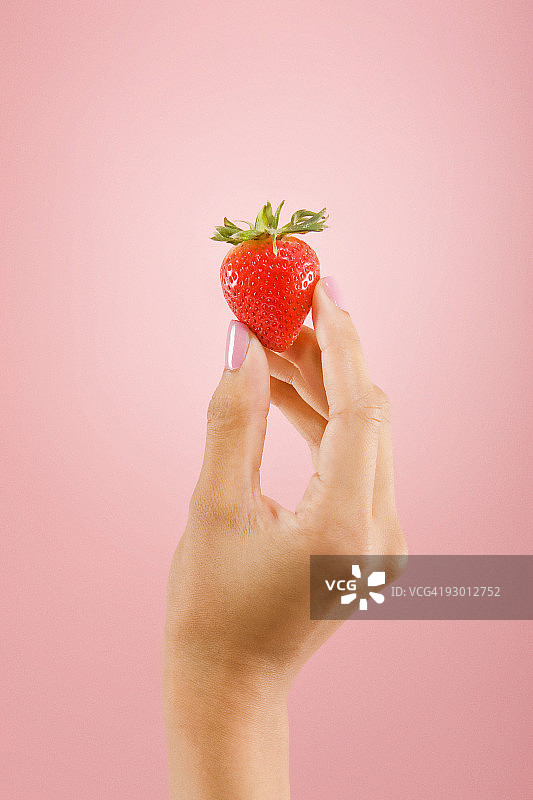 拿着草莓的女人图片素材