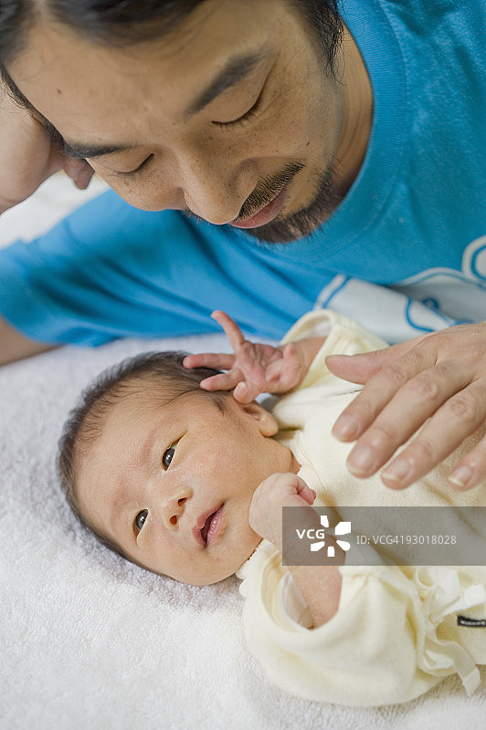 新生婴儿和父亲图片素材