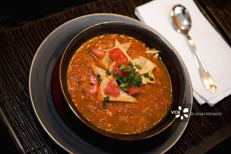 玉米饼汤碗高角度视图图片素材