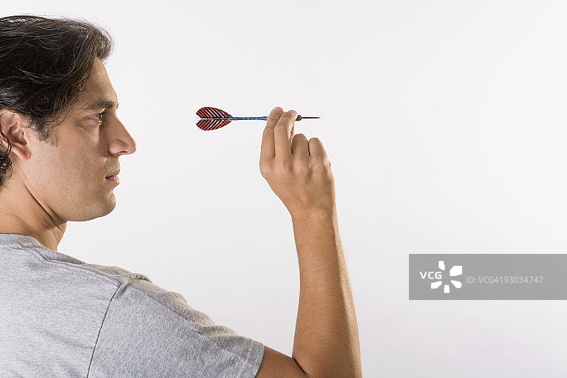 男人玩飞镖图片素材