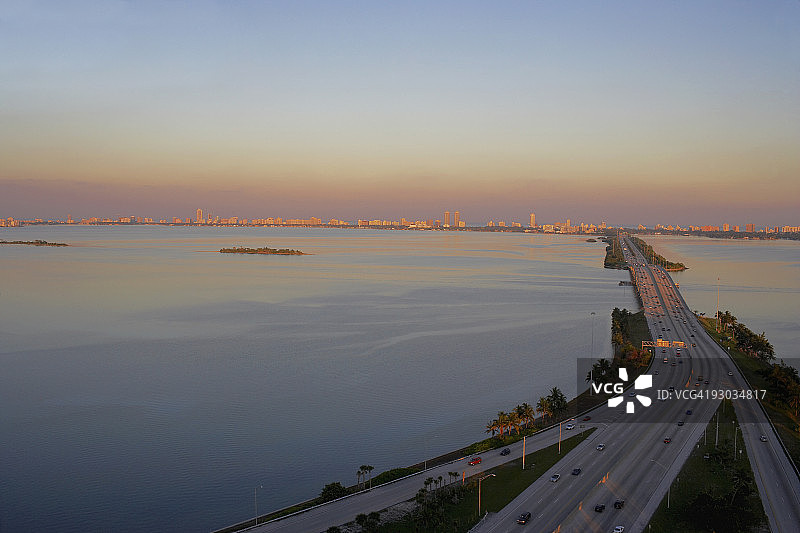 美国佛罗里达州迈阿密市朱莉娅·图特尔堤道的公路俯视图图片素材