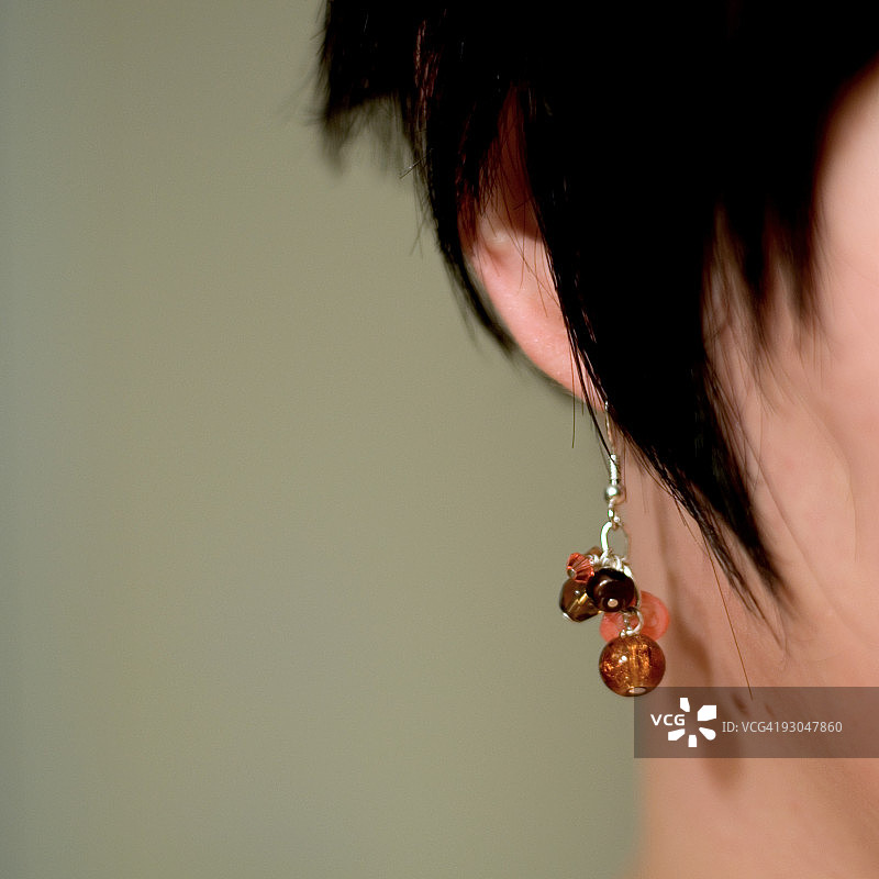 精灵短发与耳环图片素材