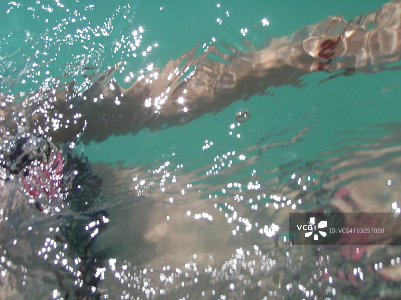 在瓦胡岛凯卢阿海滩游泳的比基尼女孩图片素材