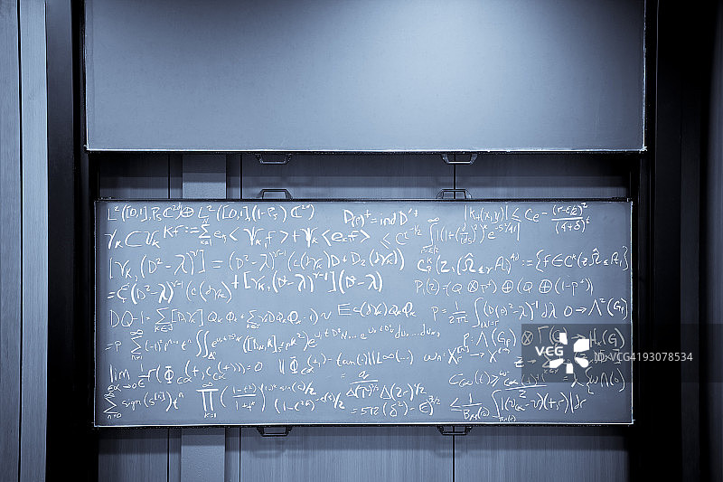 黑板上的数学公式图片素材