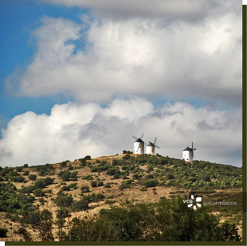 西班牙雷阿尔城风车图片素材