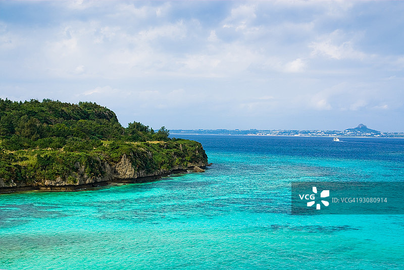 冲绳珊瑚岛周围的蓝色清澈海水图片素材