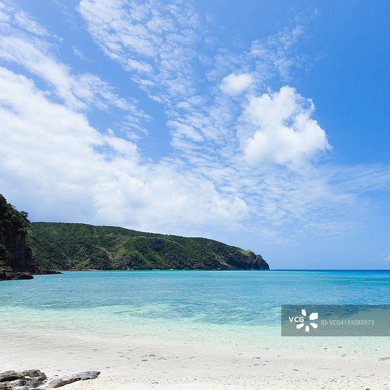 海滩和平静清澈的海水图片素材