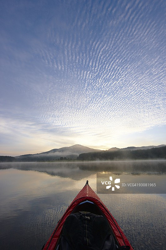 清晨湖上的独木舟图片素材