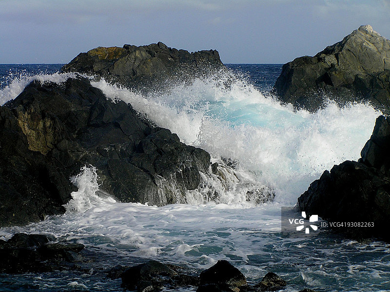 海浪冲击岩石海岸线图片素材