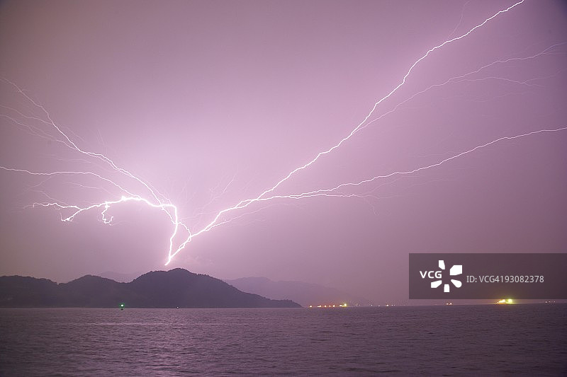 闪电击中海面图片素材