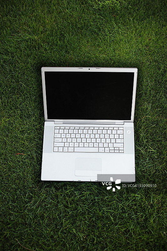 草地上的笔记本电脑图片素材