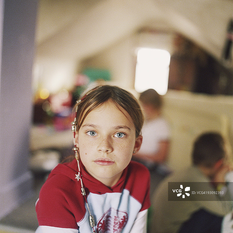 在家中沉思的女孩肖像图片素材