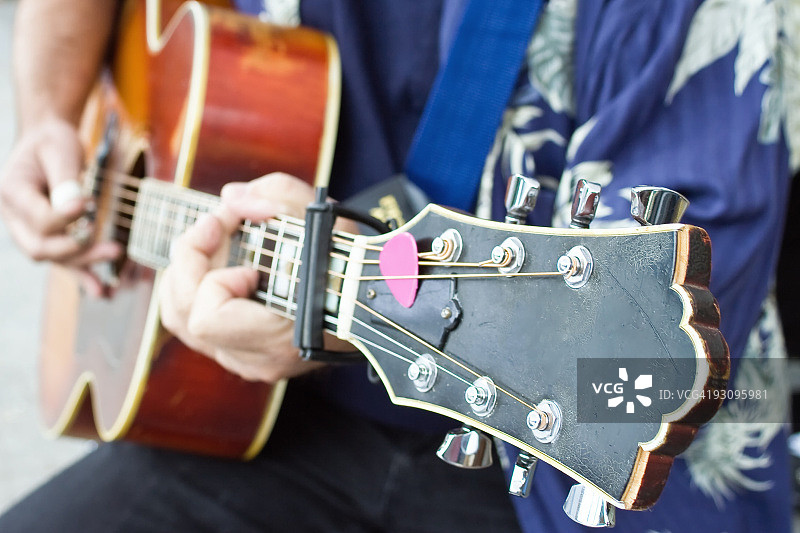 人物弹吉他图片素材