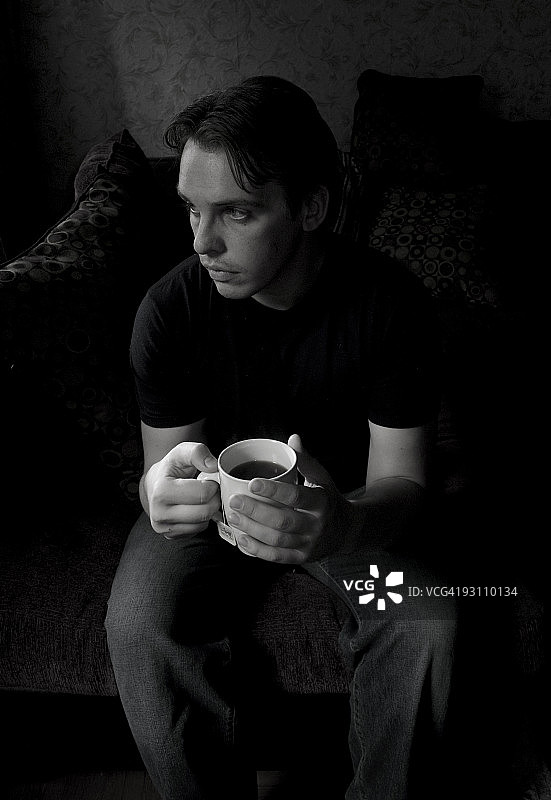 手持一杯茶图片素材