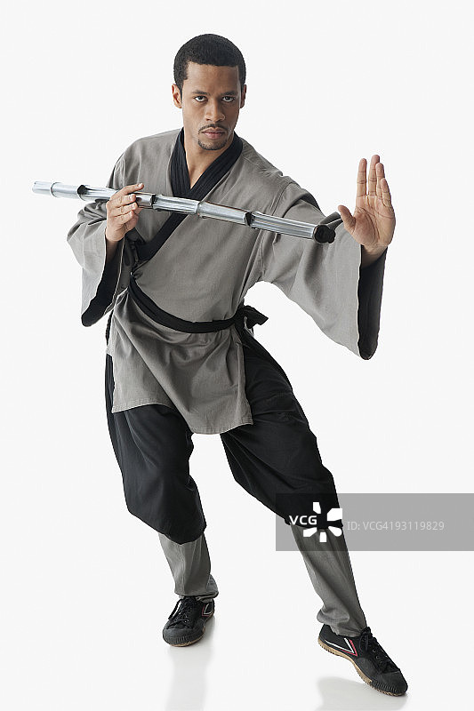 拿着棍子的混血武术家图片素材