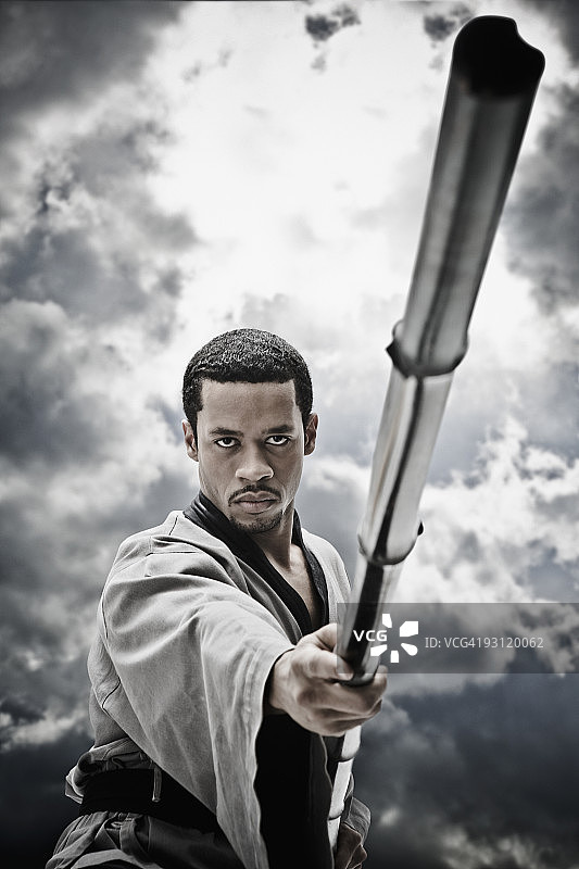 拿着棍子的混血武术家图片素材