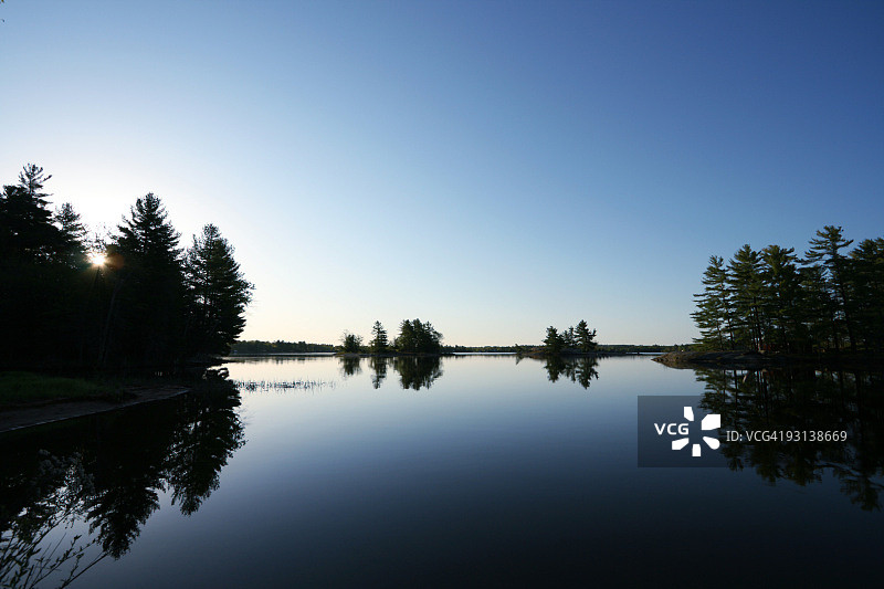 日出时分，平静的湖面图片素材