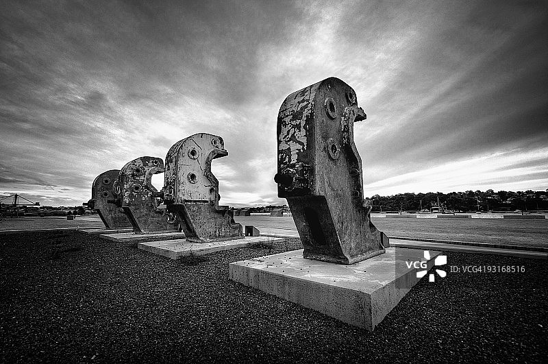 变焦天空下的工业雕塑图片素材