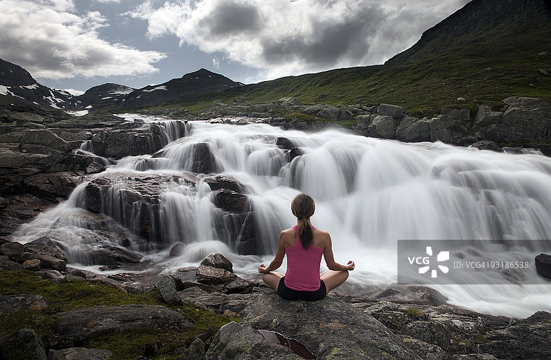 山中的瑜伽图片素材