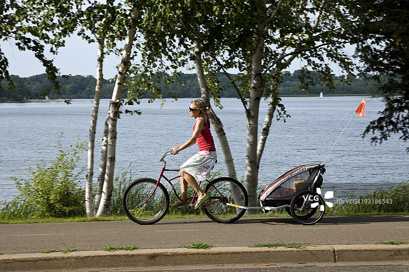 母亲与孩子骑自行车图片素材