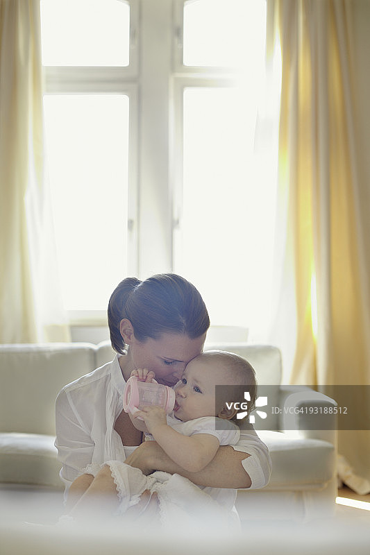 母亲和婴儿图片素材