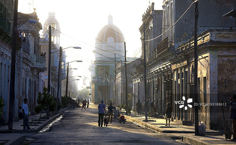 面向何塞·马蒂公园的街道景观，古巴西恩富戈斯图片素材
