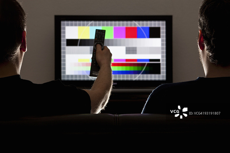 两位男人在电视上观看测试图案图片素材